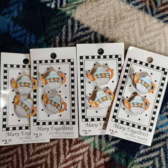Set Of 4 Cards Of Mary Englebreit Buttons - Picture 2 of 2